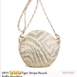HP!!! 🥳🥳🥳Tiger Stripe Round Raffia Handbag.